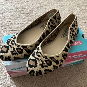 Sketchers memory foam leopard flats 6.5